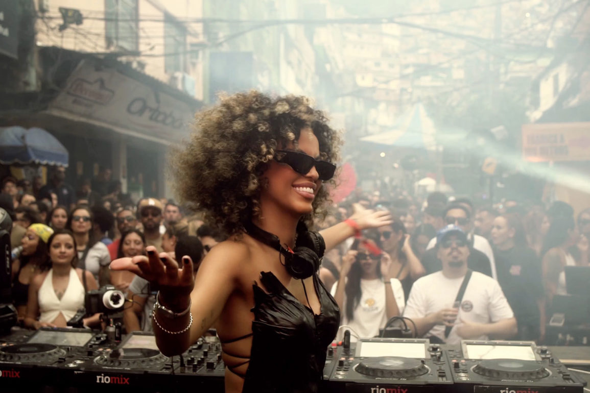 Bruna-Strait-libera-set-gravado-durante-Summer-All-Day-de-Victor-lou-na-Rocinha-e-conta-novidades-da-carreira-vibez