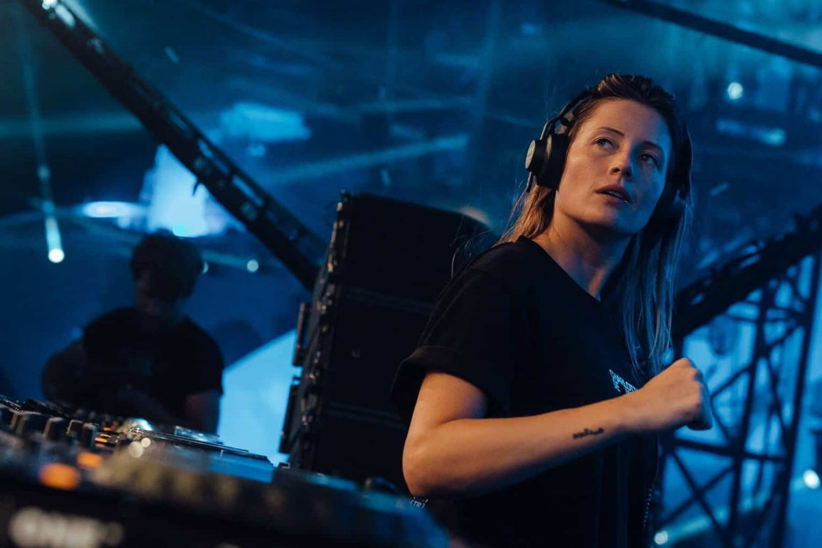 Charlotte-de-Witte---conheca-mais-sobre-a-DJ-belga-que-e-uma-das-atracoes-do-Lollapalooza-2025 Charlotte-de-Witte---conheca-mais-sobre-a-DJ-belga-que-e-uma-das-atracoes-do-Lollapalooza-2025