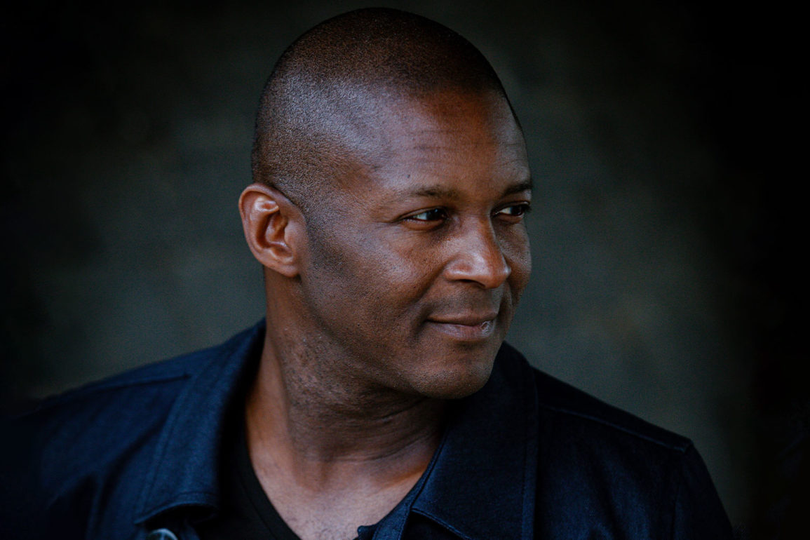 Melodico-e-sonhador-ouca-All-I-See-Is-Love-single-de-estreia-de-Dwight-Brown-pela-Adesso-Music Melodico-e-sonhador-ouca-All-I-See-Is-Love-single-de-estreia-de-Dwight-Brown-pela-Adesso-Music