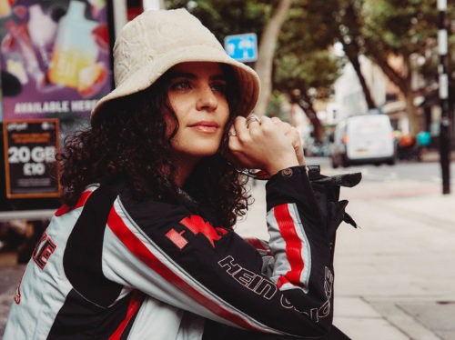 Carlita--A-trajetória-da-multi-instrumentista-turca-que-conquistou-as-pistas-e-agora-revela-um-lado-mais-sentimental Carlita--A-trajetória-da-multi-instrumentista-turca-que-conquistou-as-pistas-e-agora-revela-um-lado-mais-sentimental