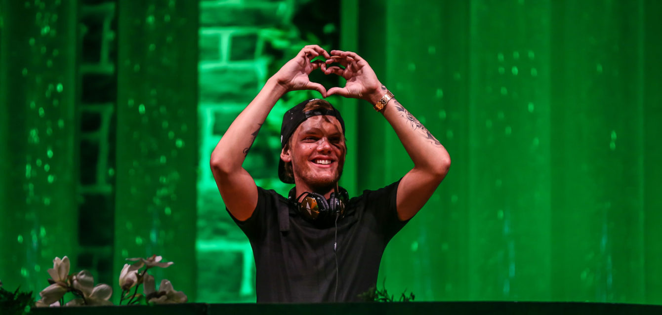 Uma-decada-de-legado-Tomorrowland-homenageia-Avicii-com-relancamento-de-sets-e-espaco-exclusivo-no-festival