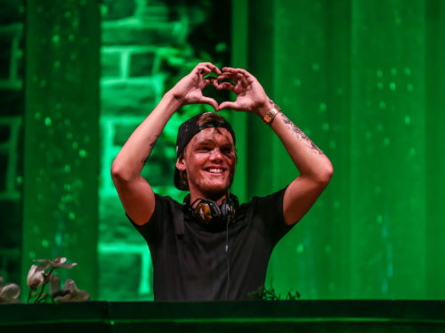 Uma-decada-de-legado-Tomorrowland-homenageia-Avicii-com-relancamento-de-sets-e-espaco-exclusivo-no-festival Uma-decada-de-legado-Tomorrowland-homenageia-Avicii-com-relancamento-de-sets-e-espaco-exclusivo-no-festival