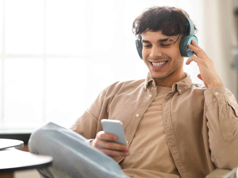 Geracao-Z-58-sofrem-perda-auditiva-por-musica-alta-aponta-estudo-do-RNID