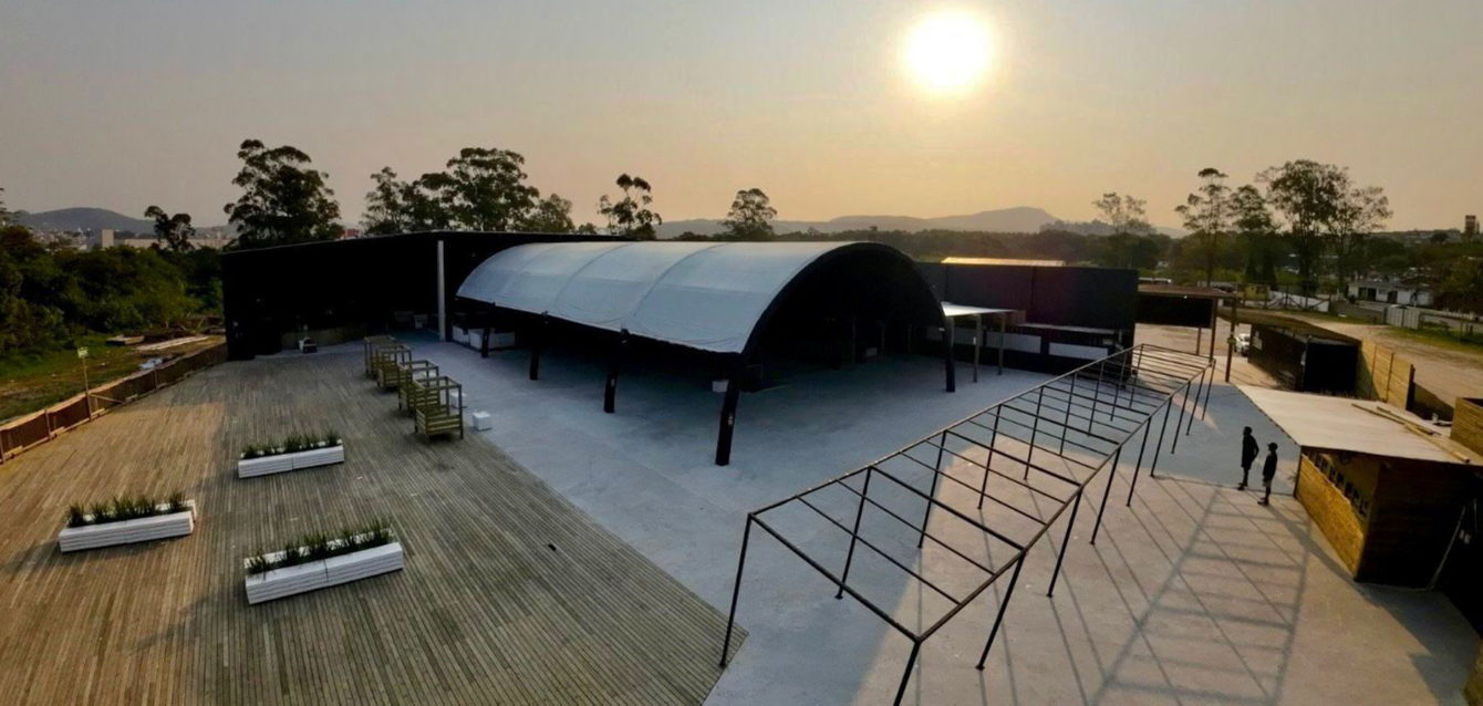 Com-vista-para-o-mar,-Dhun-Club-ganha-força-na-cena-eletrônica-catarinense-com-proposta-que-une-música,-conforto-e-lifestyle