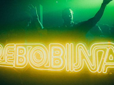 Rebobina-volta-com-mais-uma-edição-dedicada-aos-clássicos-da-música-eletrônica-no-+55-Bar,-em-Curitiba