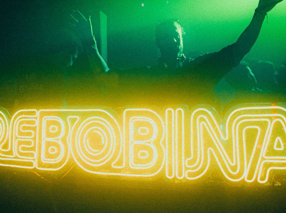 Rebobina-volta-com-mais-uma-edição-dedicada-aos-clássicos-da-música-eletrônica-no-+55-Bar,-em-Curitiba