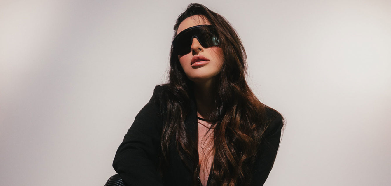 Com-“Kill-Bill”-e-“Infinite”,-Polly-revisita-hinos-dos-anos-2000-em-releituras-minimalistas