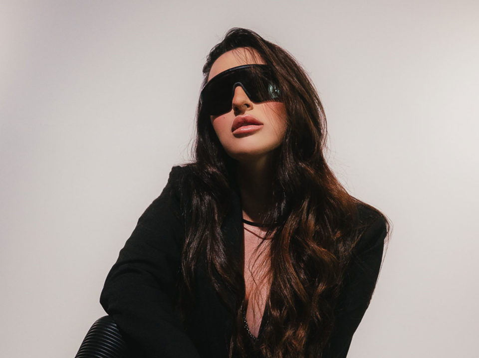 Com-“Kill-Bill”-e-“Infinite”,-Polly-revisita-hinos-dos-anos-2000-em-releituras-minimalistas Com-“Kill-Bill”-e-“Infinite”,-Polly-revisita-hinos-dos-anos-2000-em-releituras-minimalistas