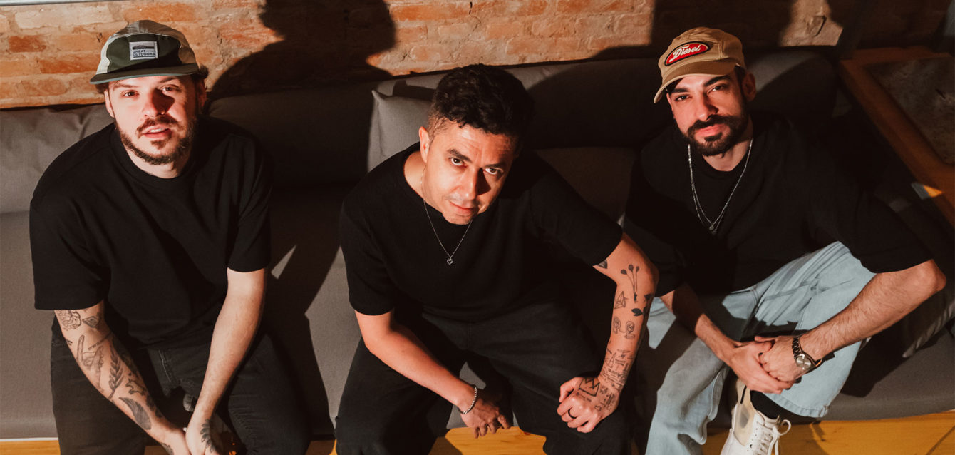 Lost-in-the-90s'--a-faixa-que-conecta-sentimentos-de-Meca,-Julio-Torres-e-SARRIA-sobre-uma-década-que-nunca-perdeu-seu-brilho Lost-in-the-90s'--a-faixa-que-conecta-sentimentos-de-Meca,-Julio-Torres-e-SARRIA-sobre-uma-década-que-nunca-perdeu-seu-brilho