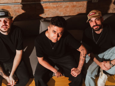 Lost-in-the-90s'--a-faixa-que-conecta-sentimentos-de-Meca,-Julio-Torres-e-SARRIA-sobre-uma-década-que-nunca-perdeu-seu-brilho Lost-in-the-90s'--a-faixa-que-conecta-sentimentos-de-Meca,-Julio-Torres-e-SARRIA-sobre-uma-década-que-nunca-perdeu-seu-brilho