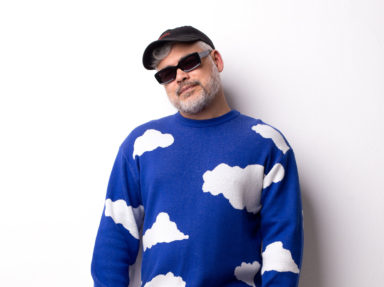 “Tempo”--Leo-Janeiro-transforma-30-anos-de-pista-em-álbum-maduro-e-vibrante