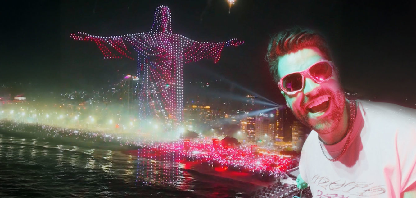 Com-Cristo-Redentor-na-Praia-de-Copacabana,-Alok-faz-homenagem-mais-bonita-de-sua-carreira-durante-Réveillon-no-Rio-de-Janeiro