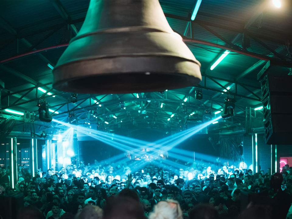 Com-Dimmish,-Andre-Buljat-e-Classmatic-no-Bells,-o Surreal-Park-promete-mais-uma-noite-intensa-em-sua-temporada-de-verão Com-Dimmish,-Andre-Buljat-e-Classmatic-no-Bells,-o Surreal-Park-promete-mais-uma-noite-intensa-em-sua-temporada-de-verão