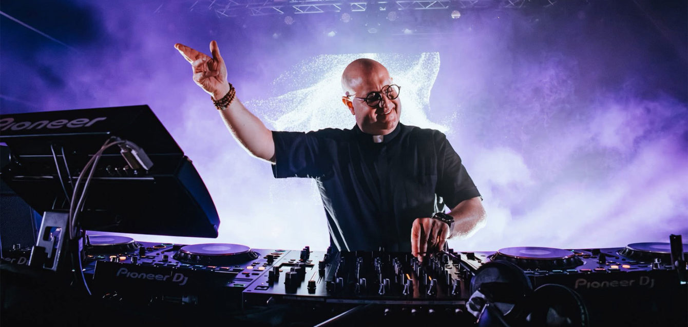 Padre-Guilherme-lança-novo-EP-no-Dia-Mundial-da-Paz-em-colaboração-com-o-brasileiro-Dre-Guazzelli-e-o-português-Diego-Miranda Padre-Guilherme-lança-novo-EP-no-Dia-Mundial-da-Paz-em-colaboração-com-o-brasileiro-Dre-Guazzelli-e-o-português-Diego-Miranda