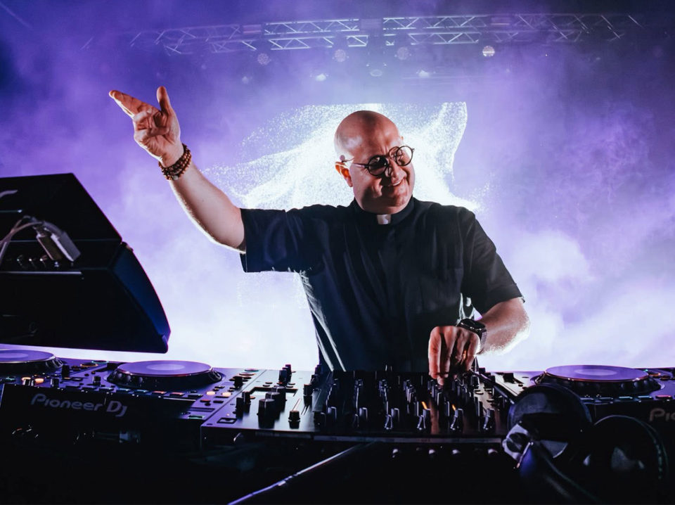 Padre-Guilherme-lança-novo-EP-no-Dia-Mundial-da-Paz-em-colaboração-com-o-brasileiro-Dre-Guazzelli-e-o-português-Diego-Miranda