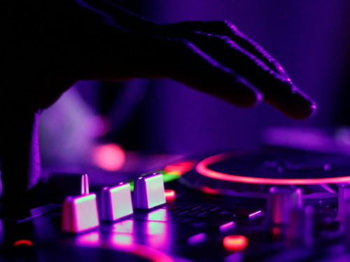 Entenda-a-crise-no-Hard-Techno-acusacoes-contra-DJs-provocam-cancelamentos-suspensoes-e-debate-na-cena-eletronica