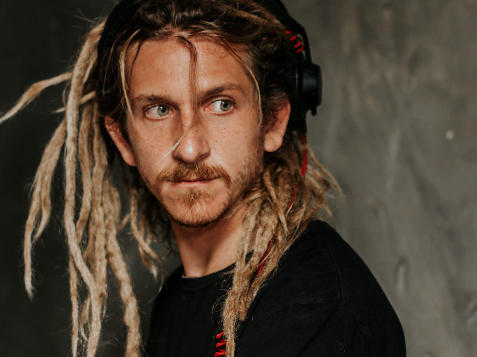 Pela Areiia Records, Afterclapp entrega tech:funky house com influências afro em “Funky Pills”