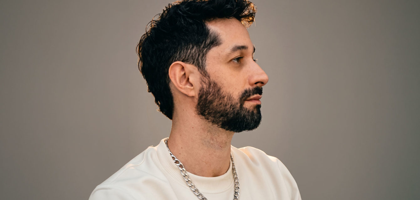 Harmoneeks estreia na Beeside Records com “Siren”, faixa que transforma a superficialidade moderna em um apocalipse invisível