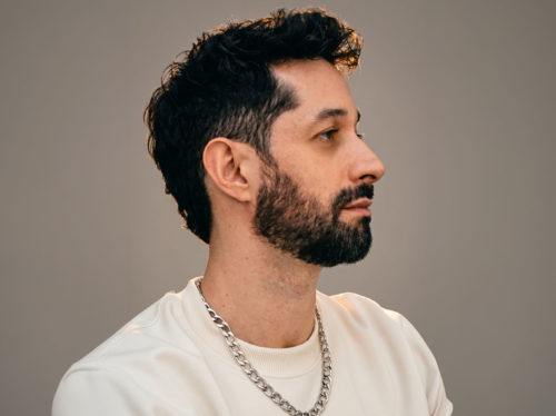 Harmoneeks estreia na Beeside Records com “Siren”, faixa que transforma a superficialidade moderna em um apocalipse invisível