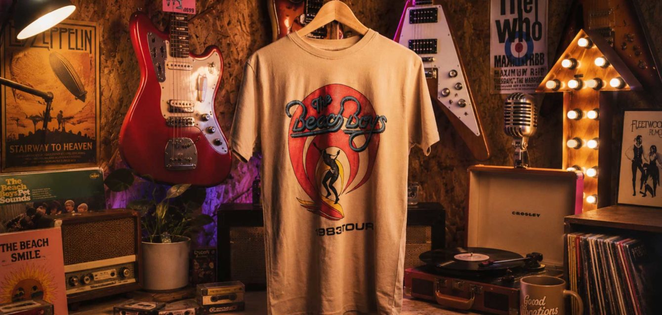 Camiseta vintage com instrumentos musicais em cenário retrô