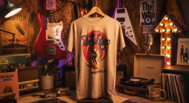 Camiseta vintage com instrumentos musicais em cenário retrô