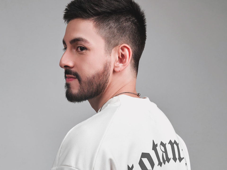 Quem é CAUZ? Conheça o DJ e produtor que vem construindo sua identidade no minimal e tech house