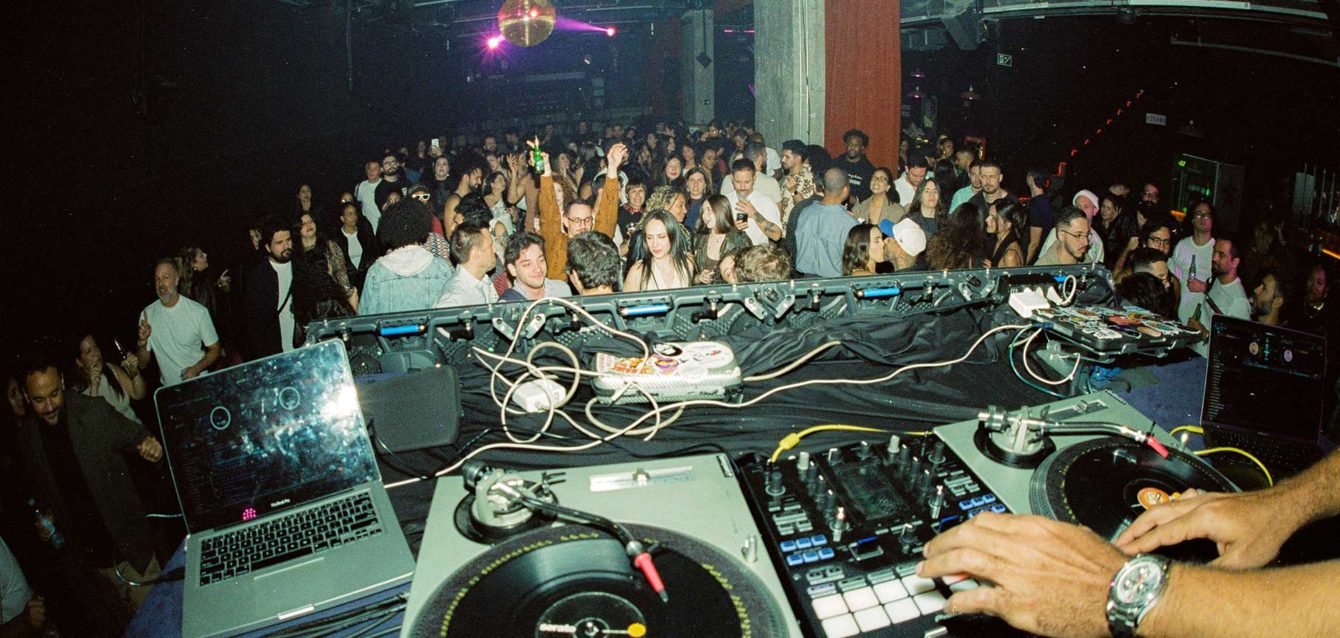 Cortina completa 4 anos com line-up diverso em festa dedicada à cultura de pista no Centro de SP