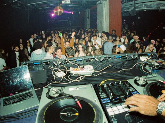 Cortina completa 4 anos com line-up diverso em festa dedicada à cultura de pista no Centro de SP